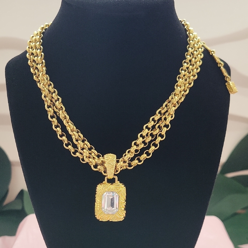 ✨️Liz Claiborne✨️ Gold Pendant Necklace✨️